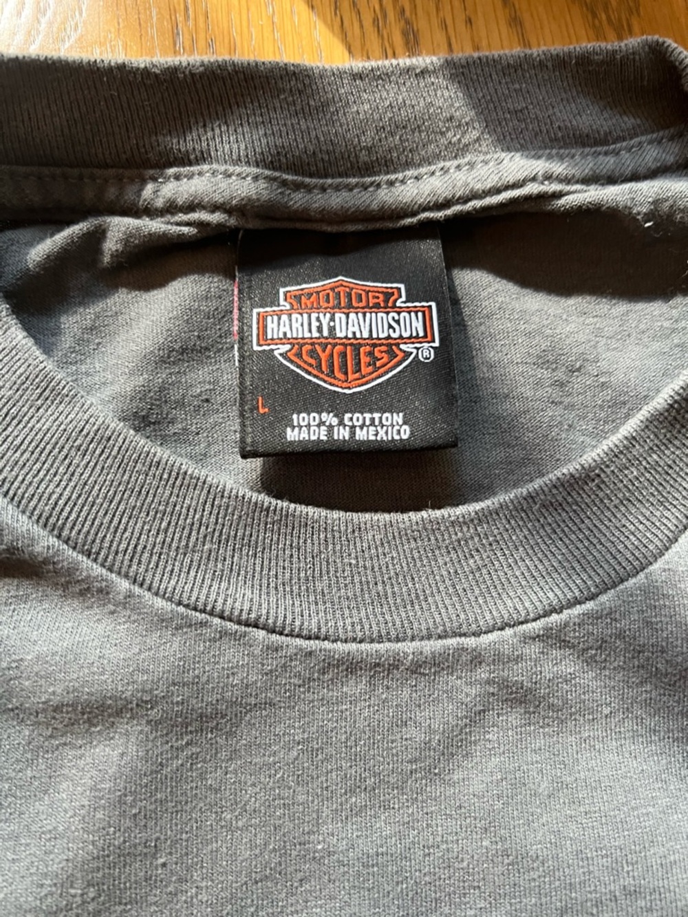 Harley-Davidson Men’s Charcoal Tee with Cream Motorcycle Graphic - Picture 4 of 5